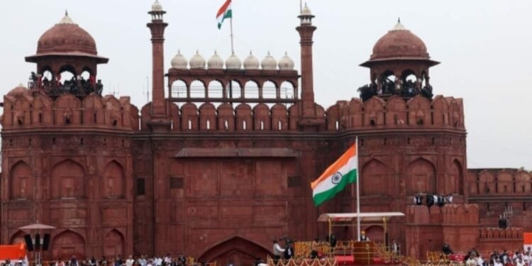 flag hoisting at red fort